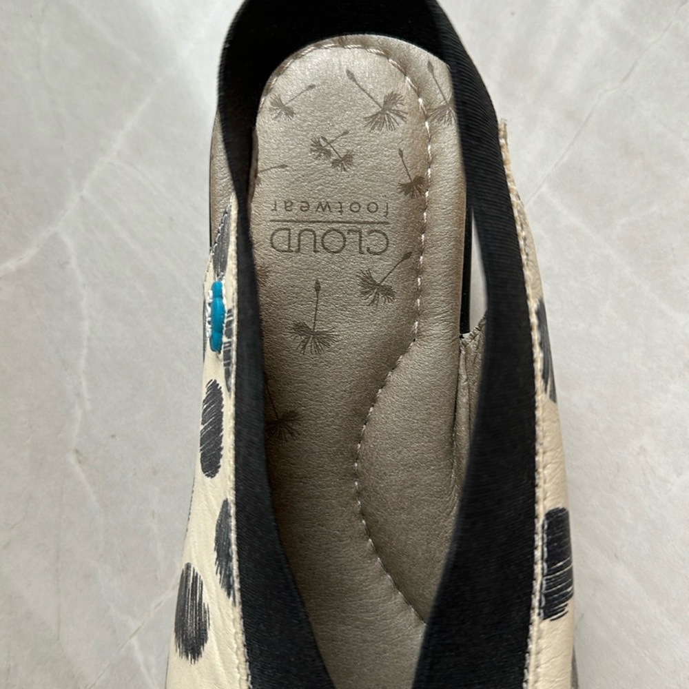 Cloud Footwear : Comfy, Wide feet & bunion friendly with elastic - Picture 2 of 8